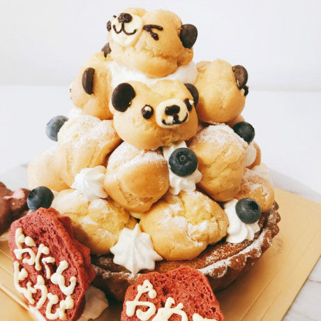 くまちゃんが可愛い!クロカンブッシュタルトの写真。クロカンブッシュのシュークリームがくまちゃんになっている。